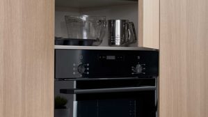 Einbauküche Interliving aus Holz in Beige Interliving Küche Serie 3085 mit SIEMENS Einbaugeräten Sahara & Natureiche – zweizeilig