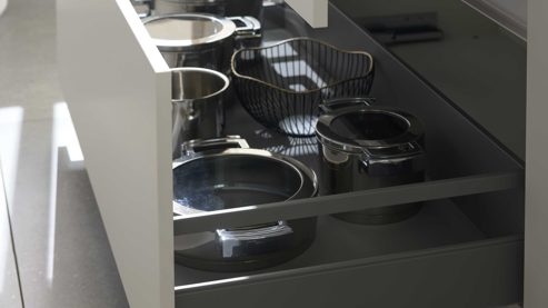 Einbauküche culineo® aus Holz in Hellgrau Culineo® Einbauküche C615 mit BORA Induktionsfeld Seidengrau & Eiche Como - zweizeilig