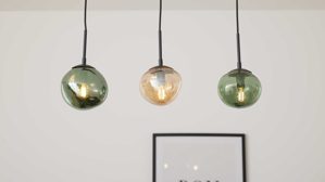 Pendelleuchte Interliving aus Glas in Mehrfarbig Interliving Leuchten Serie 9350 - Hängelampe Glas in Amber, Grün & Rauch - drei Lampenschirme