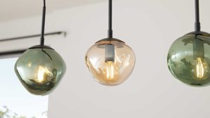 Pendelleuchte Interliving aus Glas in Mehrfarbig Interliving Leuchten Serie 9350 - Hängelampe Glas in Amber, Grün & Rauch - drei Lampenschirme