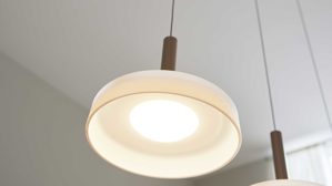 Pendelleuchte Interliving aus Metall in Hellgrau Interliving Leuchten Serie 9351 - Hängelampe warmgraues & kaffeefarbenes Metall - drei Lampenschirme