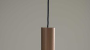 Pendelleuchte Interliving aus Metall in Hellgrau Interliving Leuchten Serie 9351 - Hängelampe warmgraues & kaffeefarbenes Metall - drei Lampenschirme