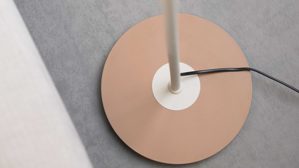 Stehleuchte Interliving aus Metall in Hellgrau Interliving Leuchten Serie 9352 - Stehlampe mit Leselicht warmgraues & kaffeefarbenes Metall - Höhe ca. 180 cm