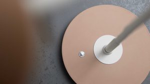 Tischleuchte Interliving aus Metall in Hellgrau Interliving Leuchten Serie 9352 - Tischlampe, auch als Schreibtischleuchte warmgraues & kaffeefarbenes Metall - Höhe ca. 57 cm