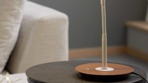 Tischleuchte Interliving aus Metall in Hellgrau Interliving Leuchten Serie 9352 - Tischlampe, auch als Schreibtischleuchte warmgraues & kaffeefarbenes Metall - Höhe ca. 57 cm