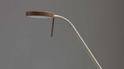 Stehleuchte Interliving aus Metall in Hellgrau Interliving Leuchten Serie 9352 - Stehlampe mit Flexarm warmgraues & kaffeefarbenes Metall - Höhe ca. 145 cm