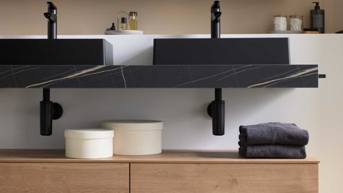 Badmöbel-Set Interliving aus Holz in Schwarz Interliving Bad Serie 3725 – Badmöbel-Set mit Extras Eiche Sierra & Marmor Venato Nero