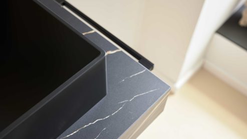 Badmöbel-Set Interliving aus Holz in Schwarz Interliving Bad Serie 7198 – Badmöbel-Set mit Extras Eiche Sierra & Marmor Venato Nero