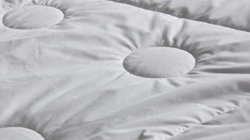 Bettdecke Interliving aus Naturfaser in Weiß Interliving Bettdecke Serie 9206 - Naturhaardecke normal - ca. 1.100 g Kamelhaarflaum, ca. 135 x 200 cm