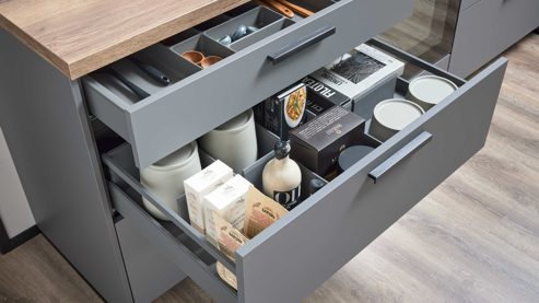 Einbauküche culineo® aus Holz in Dunkelgrau Culineo® Einbauküche C357 mit Homeoffice-Platz Schiefergrau & Schwarzglas - dreizeilig